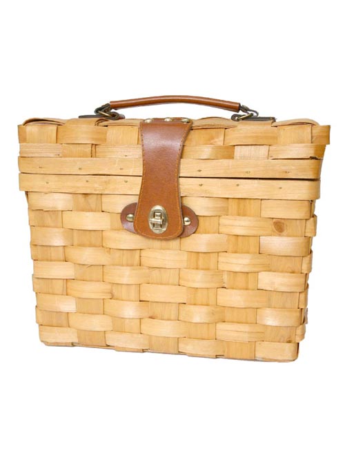 http://www.kokoroyale.com/wp-content/uploads/2009/03/vintage-handbag-wicker.jpg